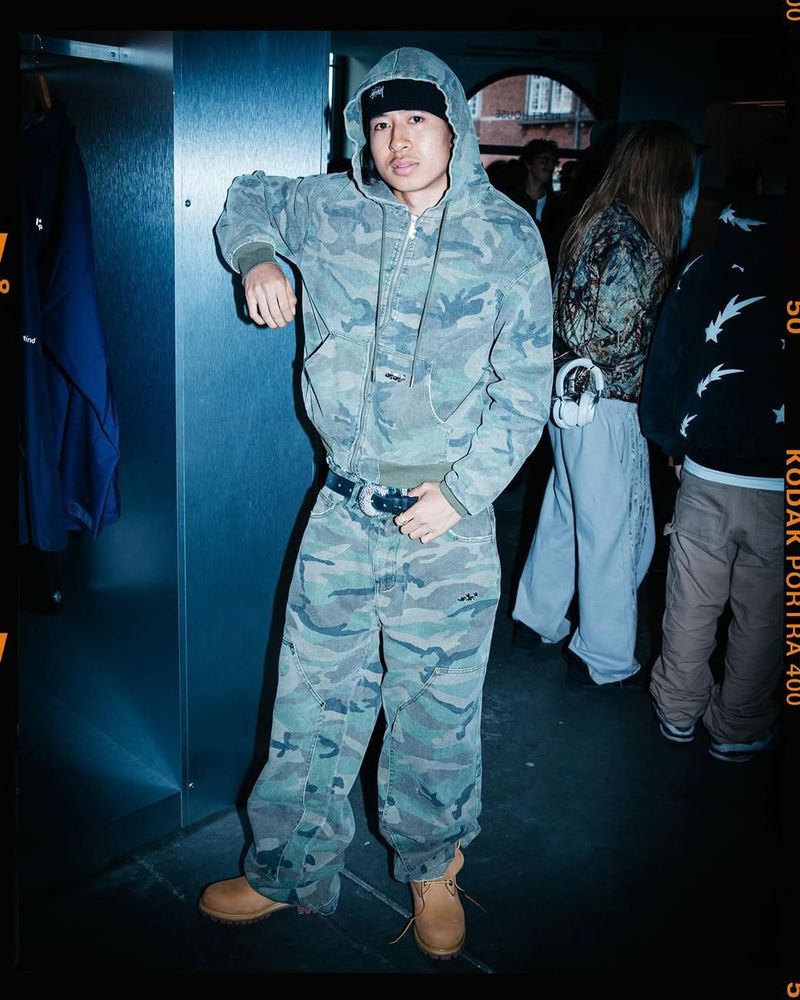 A guest in a camouflage hoodie and trousers with Timberland boots at the evening event.